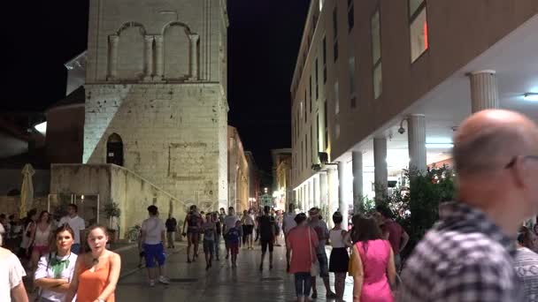 Zadar, Chorvatsko - 19. červenec 2016: Široké ulici v Zadaru, na hlavní ulici ve starém městě. — Stock video