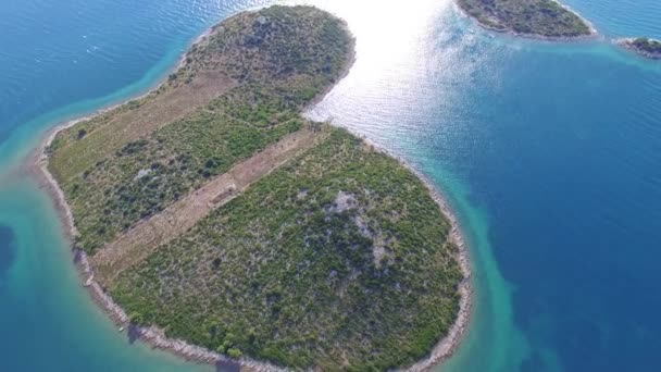 Aerial view of the heart shaped Galesnjak island on the adriatic coast — Stock Video