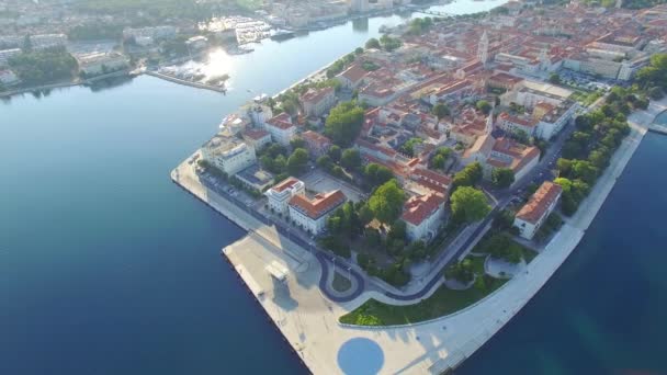 Letecký pohled na staré město Zadar. — Stock video