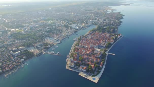 Vista aérea de la ciudad vieja de Zadar . — Vídeo de stock