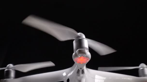 Quadrocopter starter roterende propeller – Stock-video