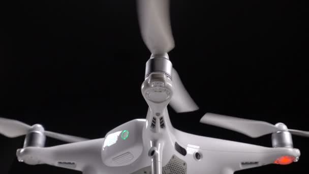 Quadrocopter börjar rotera propellrar — Stockvideo