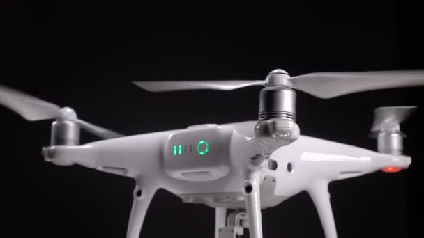 Quadrocopter comienza a rotar hélices — Vídeo de stock