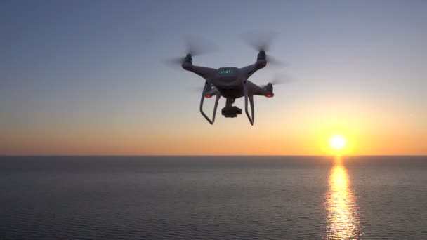 Drone repül át a tenger felé, a naplemente — Stock videók