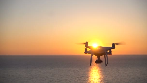 Drohne fliegt über das Meer in Richtung Sonnenuntergang — Stockvideo