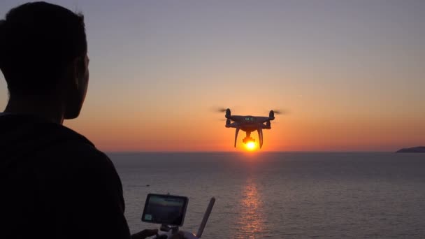 Drone vliegt over de zee richting de zonsondergang — Stockvideo