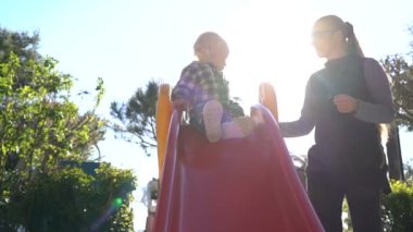 aktif çocuk aşağı kayan