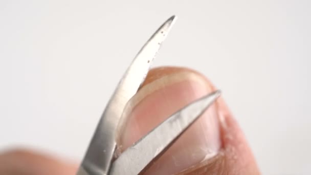 A man cuts his nails with scissors — Stock Video