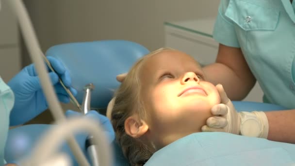 Menina sentada no consultório dos dentistas — Vídeo de Stock