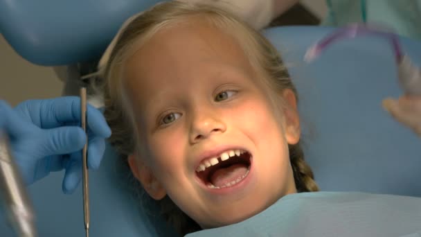 Little girl sitting in the dentists office — Stock Video