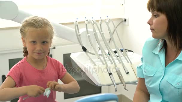 Little girl sitting in the dentists office — Stock Video