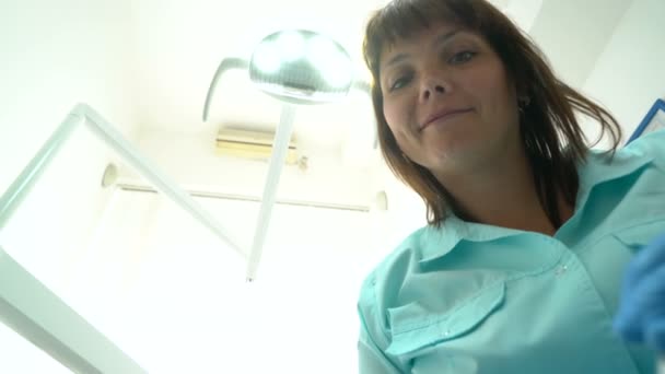 Zur Untersuchung beim Zahnarzt — Stockvideo
