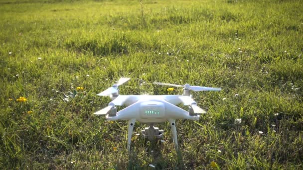 Drone liga os motores e descola — Vídeo de Stock