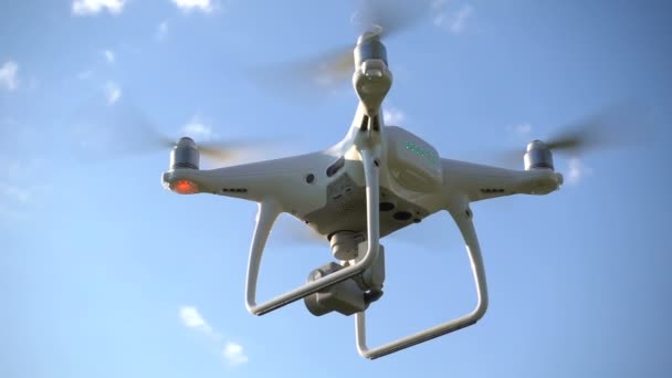 Drohne schwebt in der Luft — Stockvideo