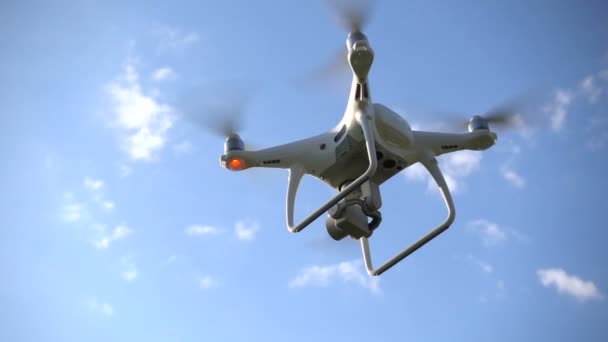 Drone vola via all'aperto — Video Stock