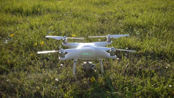 Drone kezdődik a motorok, és beindul — Stock videók