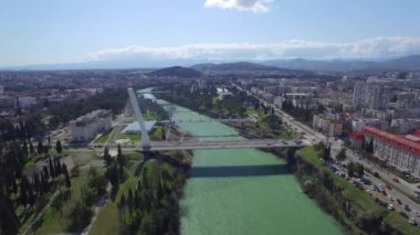 Bin yılın havadan görünümü köprü Moraca Nehri, Podgorica