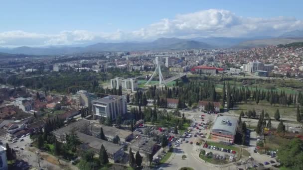 Vista aérea del puente del Milenio sobre el río Moraca, Podgorica — Vídeo de stock