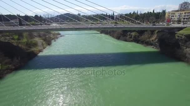 Vista aérea del puente del Milenio sobre el río Moraca, Podgorica — Vídeo de stock