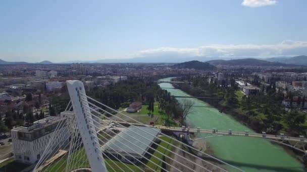 Vista aérea da ponte do milênio sobre o rio Moraca, Podgorica — Vídeo de Stock