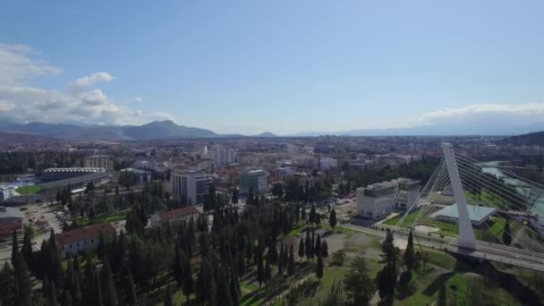 Flygfoto över Millennium bridge över Moraca river, Podgorica — Stockvideo