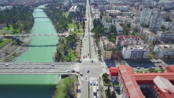 Пташиного польоту про тисячоліття міст через Moraca річки, Подгориці — стокове відео