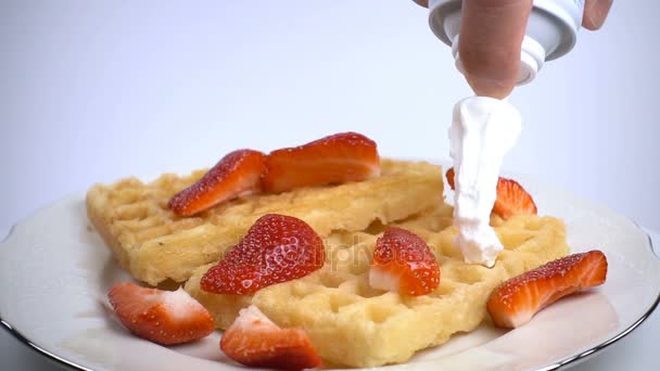 Adicionando creme a waffles com morangos — Vídeo de Stock