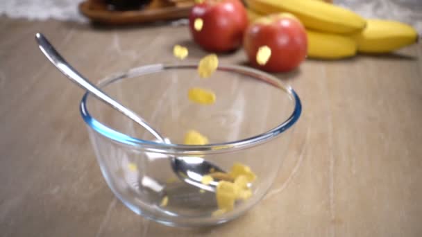 Flocos de milho são derramados em uma tigela de vidro — Vídeo de Stock