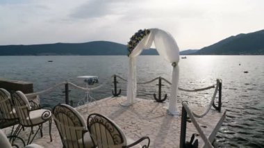 Deniz kenarında bir düğün için kemer.