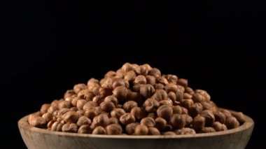 siyah bir arka plan üzerine fındık döner