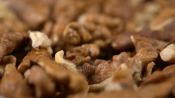 Nueces en rotación, snack dietético saludable rico en vitaminas, ingrediente de cocina — Vídeos de Stock