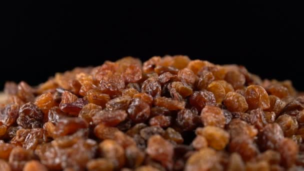 Raisin roterar på en svart bakgrund — Stockvideo