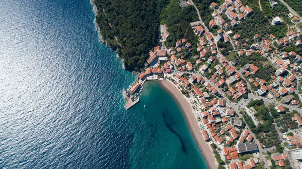 Luchtfoto van de stad van Petrovac — Stockfoto