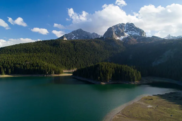 Vue aérienne du lac Black près de la montagne Durmitor — Photo