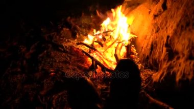 alacakaranlıkta kamp şenlik ateşi