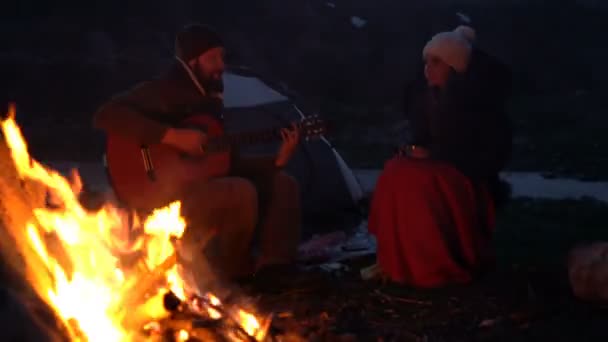 Kilka osób, które po zmierzchu w pobliżu ogniska — Wideo stockowe