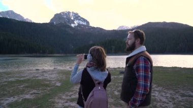 Göl yürüyen genç Çift