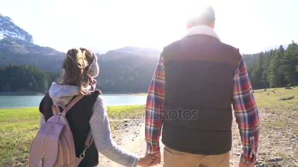 Jovem casal andando ao longo do lago — Vídeo de Stock