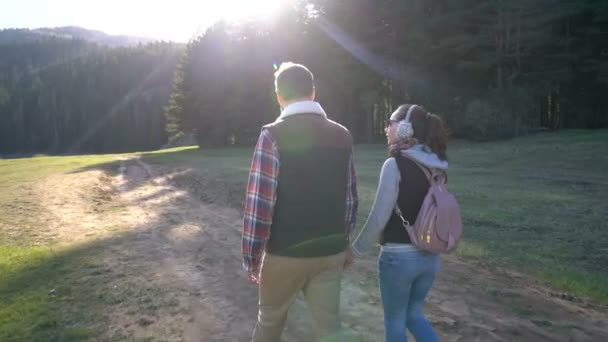 Jeune couple marchant le long du lac — Video