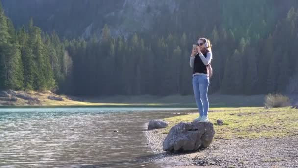 年轻的夫妇在湖边散步 — 图库视频影像
