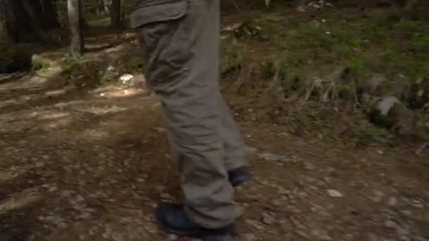 Fötter av en man som promenerar längs en bana — Stockvideo