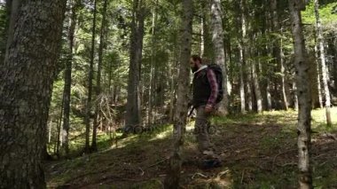 Gezgin bir sırt çantası ile ormanda yürür