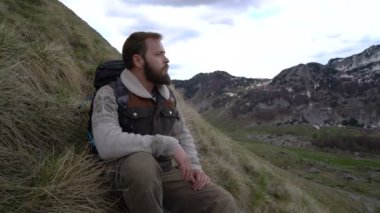 Dağ yamaçları tırmanma uzun yürüyüşe çıkan kimse