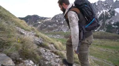 Dağ yamaçları tırmanma uzun yürüyüşe çıkan kimse