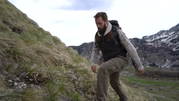 Hiker climbing the mountain slopes — Stock Video