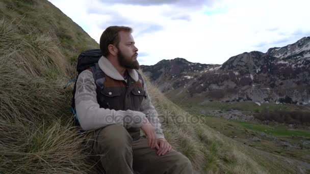 Turysta, wspina się na zbocza góry — Wideo stockowe