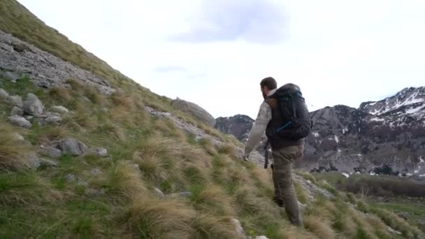 Wanderer erklimmen die Berghänge — Stockvideo