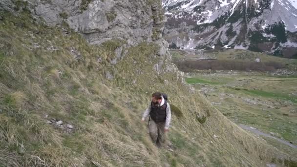 Hiker climbing the mountain slopes — Stock Video