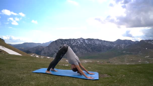Kvinna utövar yoga utomhus — Stockvideo