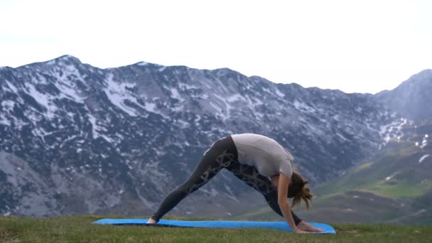 Žena cvičí jógu venku — Stock video